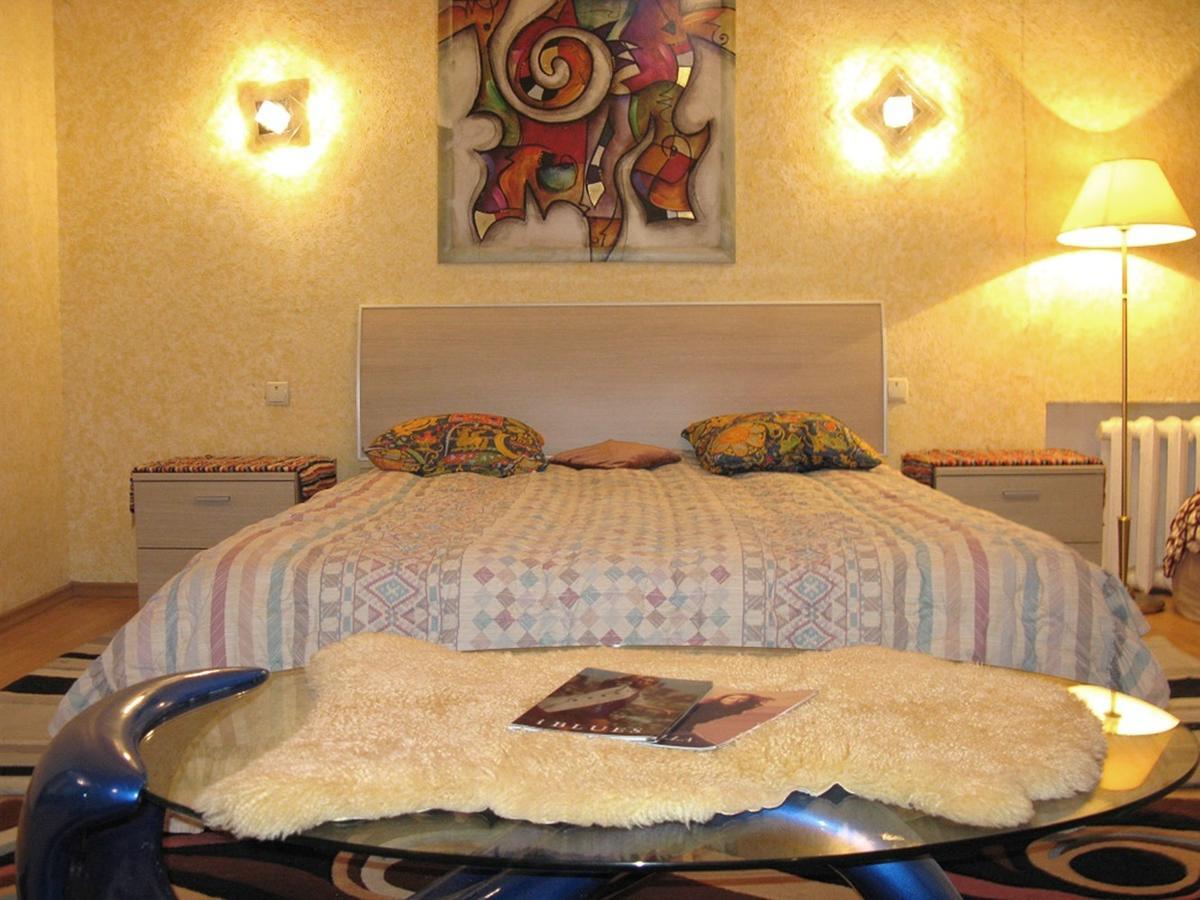 Apartment Triokhsviatytelskaya Street 3 Kiev Eksteriør bilde